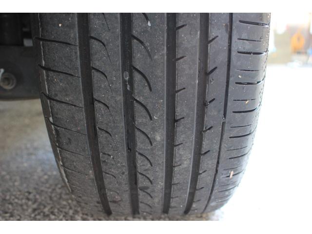 タイヤはフロント、リヤともにまだ山ございますのでそのままご使用頂けますが２０１７年製と古いので交換をオススメします