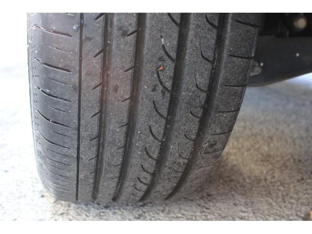 タイヤはフロント、リヤともにまだ山ございますのでそのままご使用頂けますが２０１７年製と古いので交換をオススメします