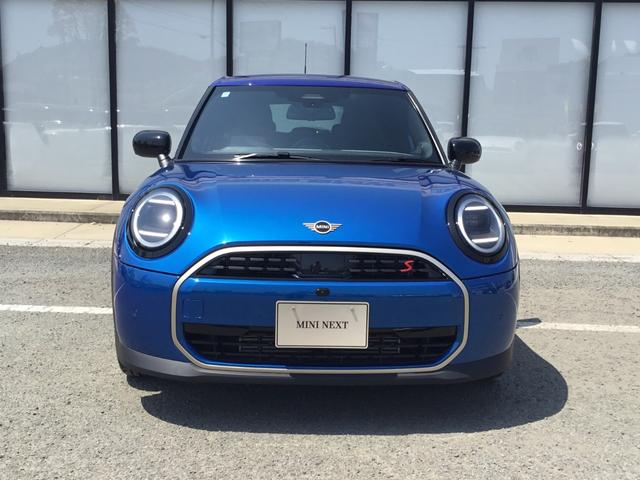 ＭＩＮＩ クーパーＳ　フェイバリット・トリム　弊社試乗車禁煙車　アインサンシャインブルー　マルチトーンルーフ　ファイバードトリム　電動シート　Ｍパッケージ　ハーマンカードンスピーカー　ステアリングヒーター　シートヒーター　全周囲カメラ（3枚目）