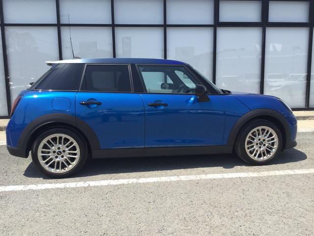 ＭＩＮＩ クーパーＳ　フェイバリット・トリム　弊社試乗車禁煙車　アインサンシャインブルー　マルチトーンルーフ　ファイバードトリム　電動シート　Ｍパッケージ　ハーマンカードンスピーカー　ステアリングヒーター　シートヒーター　全周囲カメラ（11枚目）