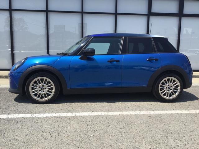 ＭＩＮＩ クーパーＳ　フェイバリット・トリム　弊社試乗車禁煙車　アインサンシャインブルー　マルチトーンルーフ　ファイバードトリム　電動シート　Ｍパッケージ　ハーマンカードンスピーカー　ステアリングヒーター　シートヒーター　全周囲カメラ（14枚目）