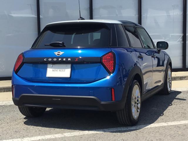 ＭＩＮＩ クーパーＳ　フェイバリット・トリム　弊社試乗車禁煙車　アインサンシャインブルー　マルチトーンルーフ　ファイバードトリム　電動シート　Ｍパッケージ　ハーマンカードンスピーカー　ステアリングヒーター　シートヒーター　全周囲カメラ（26枚目）