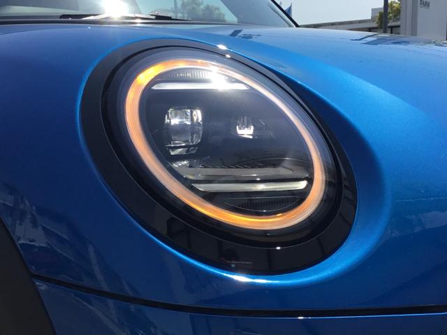 ＭＩＮＩ クーパーＳ　フェイバリット・トリム　弊社試乗車禁煙車　アインサンシャインブルー　マルチトーンルーフ　ファイバードトリム　電動シート　Ｍパッケージ　ハーマンカードンスピーカー　ステアリングヒーター　シートヒーター　全周囲カメラ（29枚目）