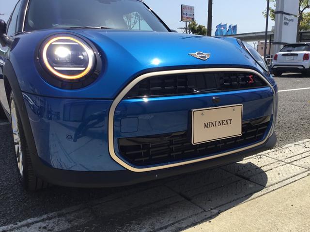 ＭＩＮＩ クーパーＳ　フェイバリット・トリム　弊社試乗車禁煙車　アインサンシャインブルー　マルチトーンルーフ　ファイバードトリム　電動シート　Ｍパッケージ　ハーマンカードンスピーカー　ステアリングヒーター　シートヒーター　全周囲カメラ（30枚目）