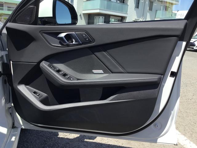 １シリーズ １２０　Ｍスポーツ　弊社試乗車禁煙車　新型１シリーズ　アルピンホワイト　テクノロジーパッケージ　全周囲カメラ　ハイラインパッケージ　リアプライバシーガラス　ハーマンカードンスピーカーヘッドＵＰディスプレイ（49枚目）