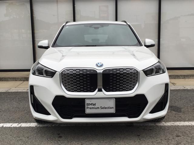 ｉＸ１ ｅＤｒｉｖｅ　２０　Ｍスポーツ　弊社試乗車禁煙車　アルピンホワイト　テクノロジーパッケージ　全周囲カメラ　１８インチＡＷ　衝突被害軽減ブレーキ　前車追従クルーズコントロール　ハンドルサポート　ａｎｄｒｏｉｄオート　ａｐｐｌｅカー対応（3枚目）