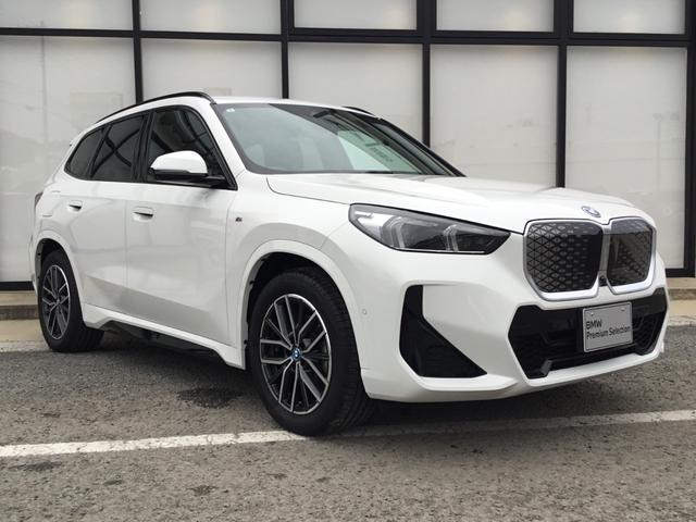 ｉＸ１ ｅＤｒｉｖｅ　２０　Ｍスポーツ　弊社試乗車禁煙車　アルピンホワイト　テクノロジーパッケージ　全周囲カメラ　１８インチＡＷ　衝突被害軽減ブレーキ　前車追従クルーズコントロール　ハンドルサポート　ａｎｄｒｏｉｄオート　ａｐｐｌｅカー対応（6枚目）