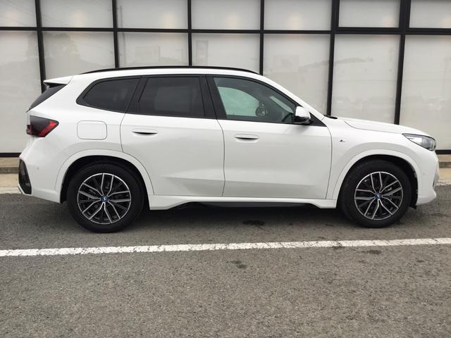 ｉＸ１ ｅＤｒｉｖｅ　２０　Ｍスポーツ　弊社試乗車禁煙車　アルピンホワイト　テクノロジーパッケージ　全周囲カメラ　１８インチＡＷ　衝突被害軽減ブレーキ　前車追従クルーズコントロール　ハンドルサポート　ａｎｄｒｏｉｄオート　ａｐｐｌｅカー対応（8枚目）
