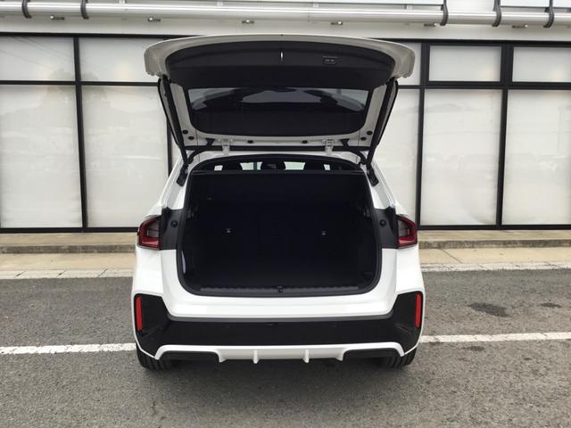 ｉＸ１ ｅＤｒｉｖｅ　２０　Ｍスポーツ　弊社試乗車禁煙車　アルピンホワイト　テクノロジーパッケージ　全周囲カメラ　１８インチＡＷ　衝突被害軽減ブレーキ　前車追従クルーズコントロール　ハンドルサポート　ａｎｄｒｏｉｄオート　ａｐｐｌｅカー対応（15枚目）