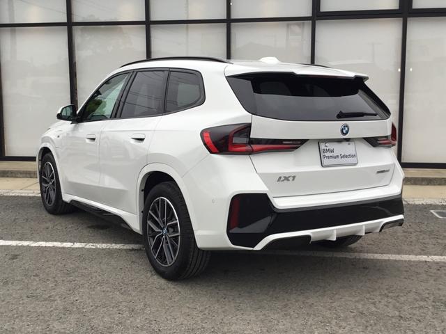 ｉＸ１ ｅＤｒｉｖｅ　２０　Ｍスポーツ　弊社試乗車禁煙車　アルピンホワイト　テクノロジーパッケージ　全周囲カメラ　１８インチＡＷ　衝突被害軽減ブレーキ　前車追従クルーズコントロール　ハンドルサポート　ａｎｄｒｏｉｄオート　ａｐｐｌｅカー対応（26枚目）
