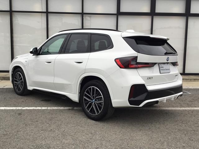 ｉＸ１ ｅＤｒｉｖｅ　２０　Ｍスポーツ　弊社試乗車禁煙車　アルピンホワイト　テクノロジーパッケージ　全周囲カメラ　１８インチＡＷ　衝突被害軽減ブレーキ　前車追従クルーズコントロール　ハンドルサポート　ａｎｄｒｏｉｄオート　ａｐｐｌｅカー対応（27枚目）
