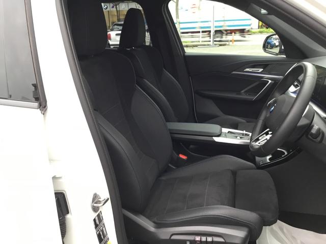 ｉＸ１ ｅＤｒｉｖｅ　２０　Ｍスポーツ　弊社試乗車禁煙車　アルピンホワイト　テクノロジーパッケージ　全周囲カメラ　１８インチＡＷ　衝突被害軽減ブレーキ　前車追従クルーズコントロール　ハンドルサポート　ａｎｄｒｏｉｄオート　ａｐｐｌｅカー対応（36枚目）