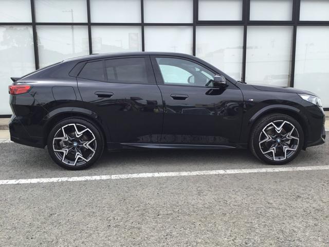 Ｘ２ ｘＤｒｉｖｅ　２０ｉ　Ｍスポーツ　弊社試乗車禁煙車　ブラックサファイア　ステアリングヒーター　全周囲カメラ　２０インチＡＷ　ａｐｐｌｅカー　ａｎｄｒｏｉｄオート対応ナビ　衝突被害軽減ブレーキ　前車追従クルーズコントロール（8枚目）