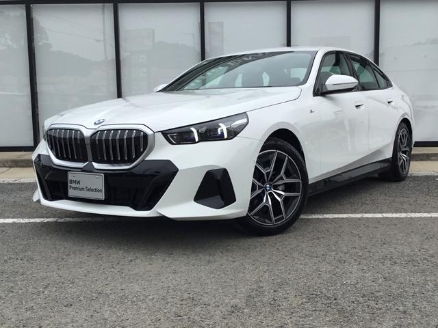 ５シリーズ ５２３ｄ　ｘＤｒｉｖｅ　Ｍスポーツ　ＡＲ弊社試乗車　アルピンホワイト　コンフォートドライビングパッケージ　全周囲カメラ　衝突被害軽減ブレーキ　前車追従クルーズコントロール　ＡＲ画像ナビ　４ゾーンエアコン（2枚目）