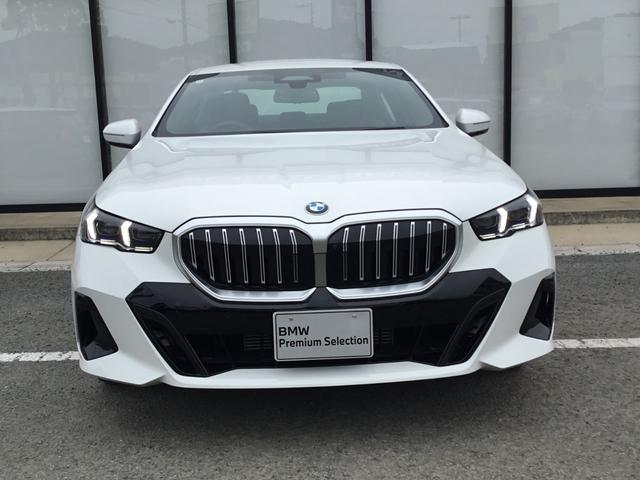 ５シリーズ ５２３ｄ　ｘＤｒｉｖｅ　Ｍスポーツ　ＡＲ弊社試乗車　アルピンホワイト　コンフォートドライビングパッケージ　全周囲カメラ　衝突被害軽減ブレーキ　前車追従クルーズコントロール　ＡＲ画像ナビ　４ゾーンエアコン（3枚目）