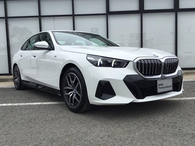 ５シリーズ ５２３ｄ　ｘＤｒｉｖｅ　Ｍスポーツ　ＡＲ弊社試乗車　アルピンホワイト　コンフォートドライビングパッケージ　全周囲カメラ　衝突被害軽減ブレーキ　前車追従クルーズコントロール　ＡＲ画像ナビ　４ゾーンエアコン（6枚目）