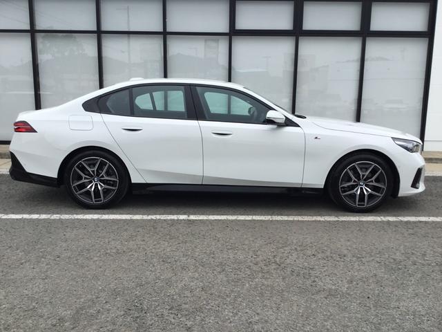５シリーズ ５２３ｄ　ｘＤｒｉｖｅ　Ｍスポーツ　ＡＲ弊社試乗車　アルピンホワイト　コンフォートドライビングパッケージ　全周囲カメラ　衝突被害軽減ブレーキ　前車追従クルーズコントロール　ＡＲ画像ナビ　４ゾーンエアコン（9枚目）