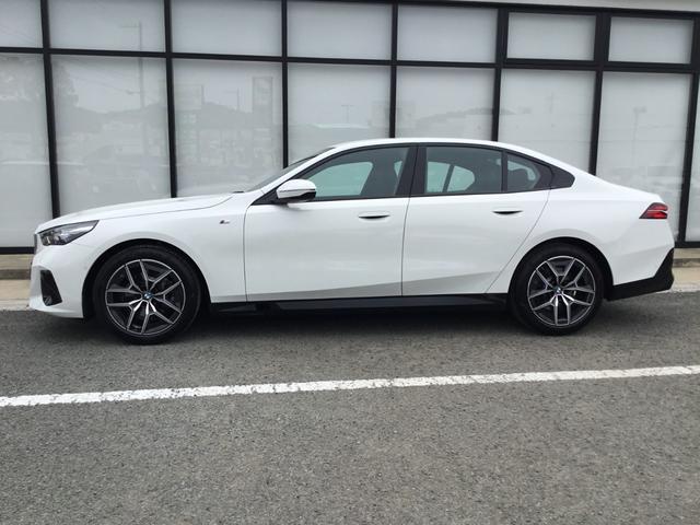 ５シリーズ ５２３ｄ　ｘＤｒｉｖｅ　Ｍスポーツ　ＡＲ弊社試乗車　アルピンホワイト　コンフォートドライビングパッケージ　全周囲カメラ　衝突被害軽減ブレーキ　前車追従クルーズコントロール　ＡＲ画像ナビ　４ゾーンエアコン（12枚目）
