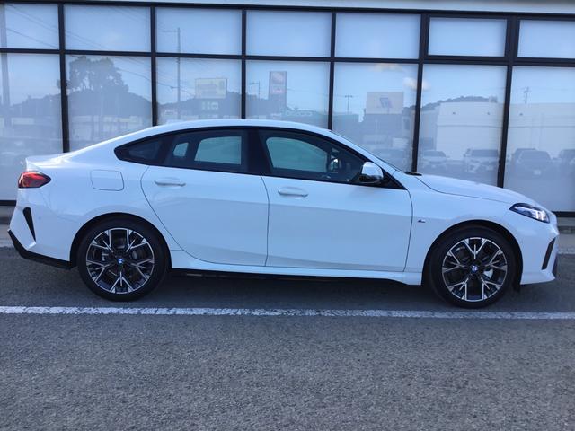 2シリーズ 220dグランクーペ Mスポーツ 認定中古車 キドニーアイコニックグロー テクノロジーパッケージ ドライビングアシストプロフェッショナル 18インチアルミ アダプティブMサスペンンション ヘッドアップディスプレイ(9枚目)