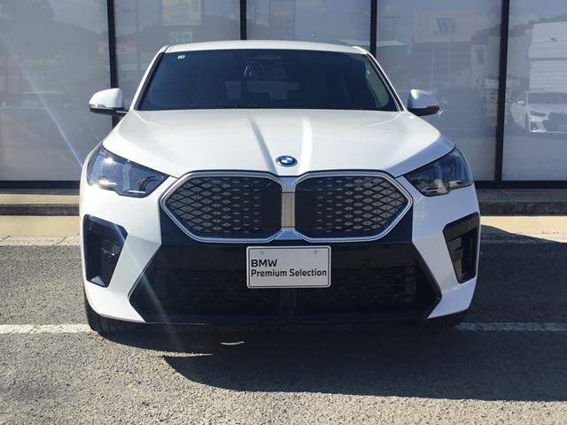 iX2 xDrive 30 Mスポーツ 弊社展示試乗車 アルピンホワイト ハイラインパッケージ 20インチアルミ ハーマンカードン アコースティックガラス 認定中古車 禁煙車両 ヘッドアップディスプレイ(3枚目)