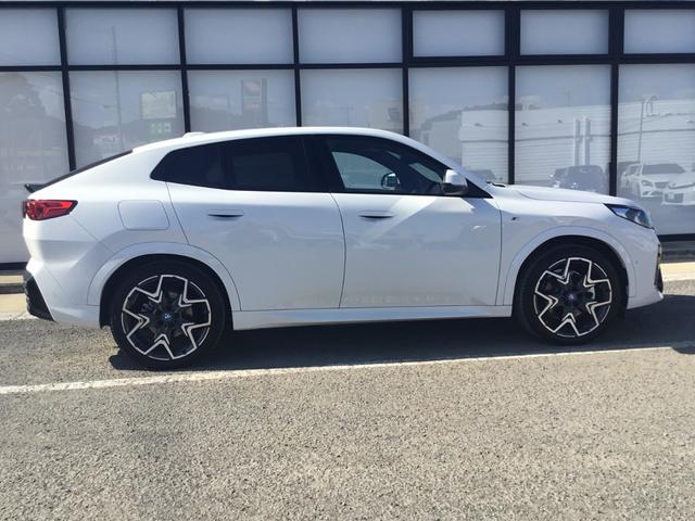 iX2 xDrive 30 Mスポーツ 弊社展示試乗車 アルピンホワイト ハイラインパッケージ 20インチアルミ ハーマンカードン アコースティックガラス 認定中古車 禁煙車両 ヘッドアップディスプレイ(8枚目)