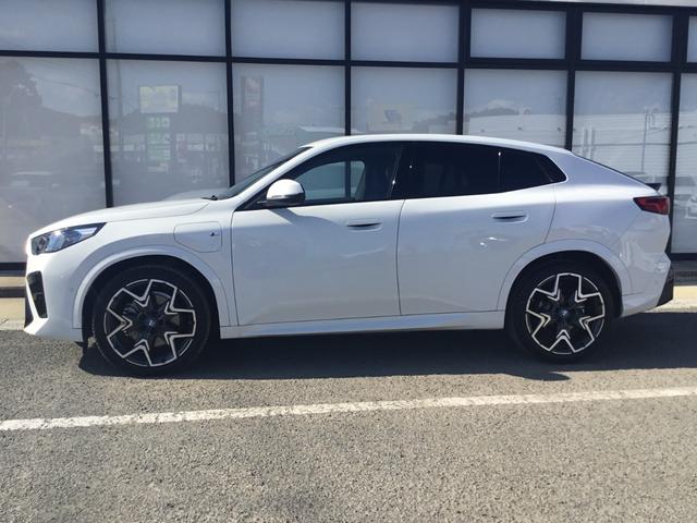 iX2 xDrive 30 Mスポーツ 弊社展示試乗車 アルピンホワイト ハイラインパッケージ 20インチアルミ ハーマンカードン アコースティックガラス 認定中古車 禁煙車両 ヘッドアップディスプレイ(12枚目)