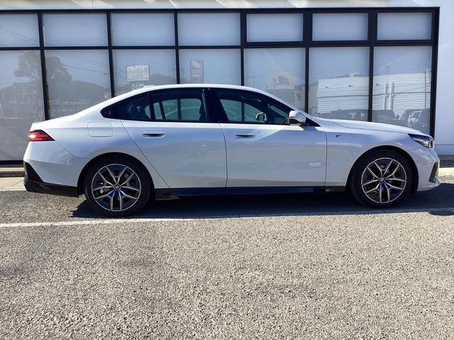 5シリーズ 523d xDrive Mスポーツ 弊社レンタUP 禁煙車 認定中古車 ミネラルホワイト AサスペンションPIAステアリング(8枚目)