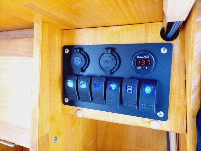 NV100クリッパーバン DX キャンピングカー 浜口モータースオリジナル 軽キャン バンコン サブバッテリー 1500Wインバーター サイドオーニング ルーフキャリア 走行充電 ACコンセント(7枚目)