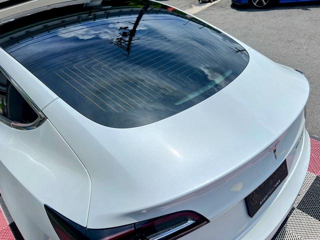 モデル３ ロングレンジ　ＡＷＤ　最上級ＯＰフルセルフドライビングケイパビリティ搭載　ＦＳＤ　パノラマガラスルーフ　黒革シート　パワーシート　シートヒーター　純正１９インチアルミ　ＥＴＣ２．０　ＬＥＤライト　カードキー（17枚目）