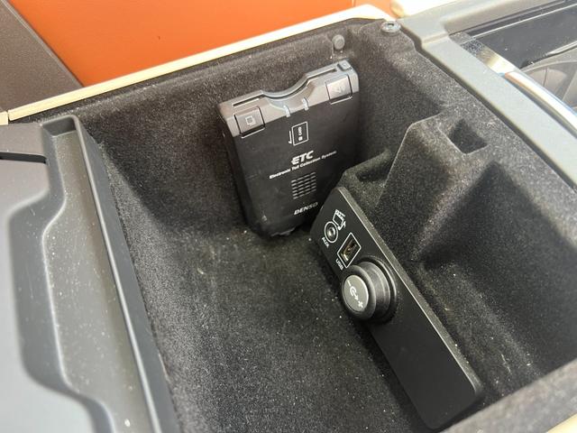 レンジローバーイヴォーク プレステージ　パノラマガラスルーフ　レザーシート　ナビ　Ｂｌｕｅｔｏｏｔｈ　ＥＴＣ　バックカメラ　パワートランク　シートヒータ　パワーシート　ＦＲコーナーセンサー　クルコン　ステアリングヒーター　スマキー　１９ＡＷ（61枚目）