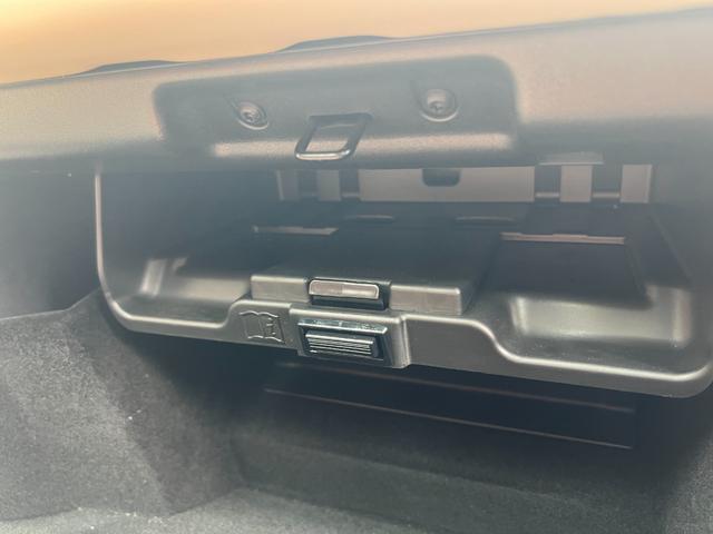 レンジローバーイヴォーク プレステージ　パノラマガラスルーフ　レザーシート　ナビ　Ｂｌｕｅｔｏｏｔｈ　ＥＴＣ　バックカメラ　パワートランク　シートヒータ　パワーシート　ＦＲコーナーセンサー　クルコン　ステアリングヒーター　スマキー　１９ＡＷ（64枚目）