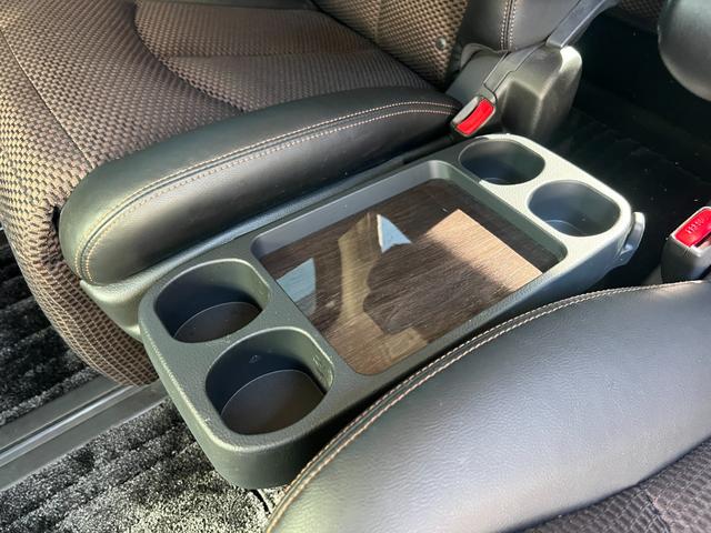 エルグランド ２５０ハイウェイスター　両側電動スライドドア　３６０°カメラ　純正ナビ　フルセグＴＶ　Ｂｌｕｅｔｏｏｔｈ　ＥＴＣ　後席モニター　プッシュスタート　オットマンシート　クリアランスソナー　キセノンライト　フォグライト（33枚目）