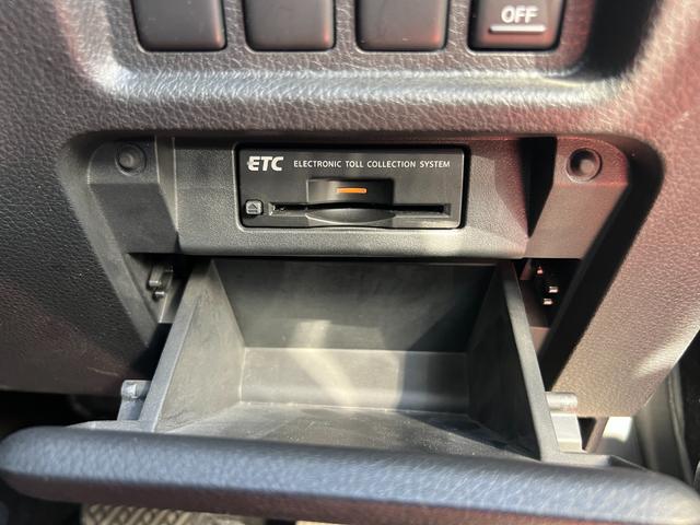エルグランド ２５０ハイウェイスター　両側電動スライドドア　３６０°カメラ　純正ナビ　フルセグＴＶ　Ｂｌｕｅｔｏｏｔｈ　ＥＴＣ　後席モニター　プッシュスタート　オットマンシート　クリアランスソナー　キセノンライト　フォグライト（59枚目）
