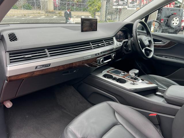 Ｑ７ ２．０ＴＦＳＩクワトロ　バーチャルコックピット　アダプティブエアサス　シートヒーター　純正ナビ　ＴＶ　３６０°カメラ　ＥＴＣ　パワーシート　パワートランク　クルコン　コーナーセンサー　純正２０アルミ　マトリクスＬＥＤライト（23枚目）