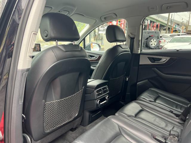 Ｑ７ ２．０ＴＦＳＩクワトロ　バーチャルコックピット　アダプティブエアサス　シートヒーター　純正ナビ　ＴＶ　３６０°カメラ　ＥＴＣ　パワーシート　パワートランク　クルコン　コーナーセンサー　純正２０アルミ　マトリクスＬＥＤライト（30枚目）