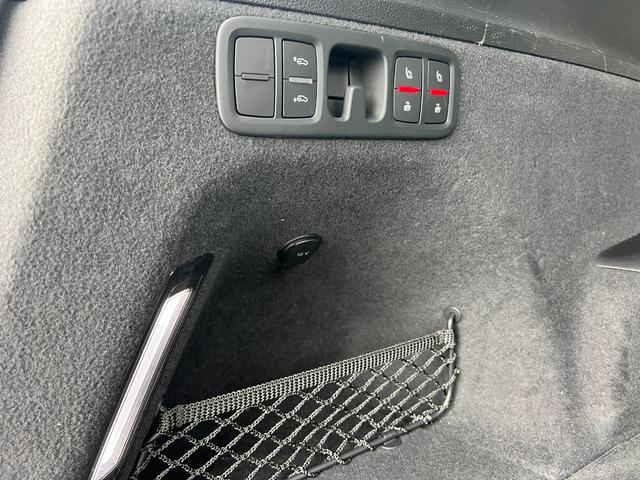 Ｑ７ ２．０ＴＦＳＩクワトロ　バーチャルコックピット　アダプティブエアサス　シートヒーター　純正ナビ　ＴＶ　３６０°カメラ　ＥＴＣ　パワーシート　パワートランク　クルコン　コーナーセンサー　純正２０アルミ　マトリクスＬＥＤライト（41枚目）