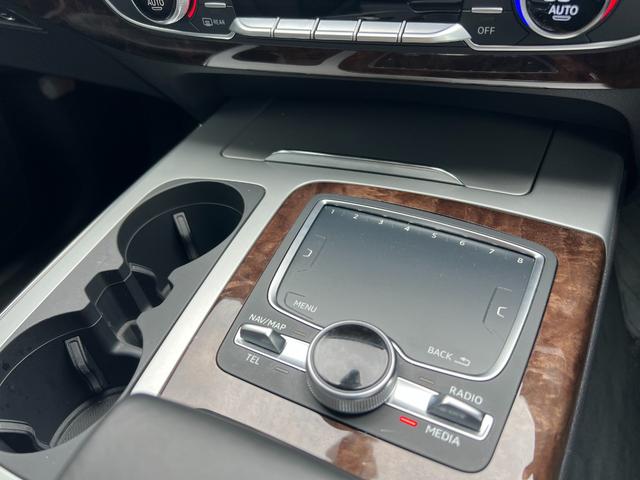 Ｑ７ ２．０ＴＦＳＩクワトロ　バーチャルコックピット　アダプティブエアサス　シートヒーター　純正ナビ　ＴＶ　３６０°カメラ　ＥＴＣ　パワーシート　パワートランク　クルコン　コーナーセンサー　純正２０アルミ　マトリクスＬＥＤライト（62枚目）