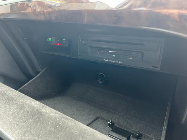 Ｑ７ ２．０ＴＦＳＩクワトロ　バーチャルコックピット　アダプティブエアサス　シートヒーター　純正ナビ　ＴＶ　３６０°カメラ　ＥＴＣ　パワーシート　パワートランク　クルコン　コーナーセンサー　純正２０アルミ　マトリクスＬＥＤライト（66枚目）