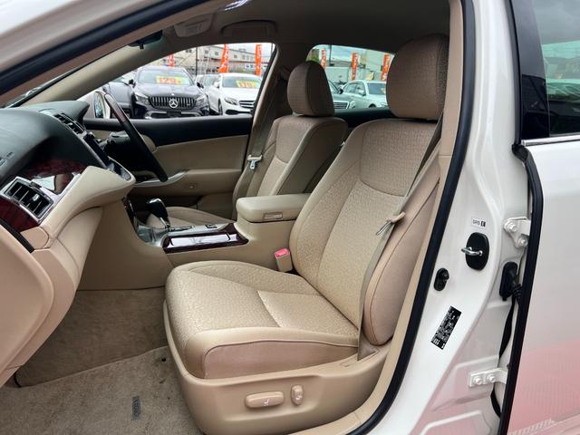 クラウン ロイヤルサルーン 純正ナビ 地デジTV Bluetooth バックカメラ ETC パワーシート クルーズコントロール オートライト フォグライト プッシュスタート スマートキー RAYS19インチアルミ(22枚目)