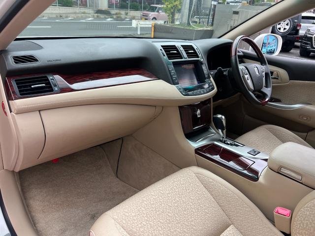 クラウン ロイヤルサルーン 純正ナビ 地デジTV Bluetooth バックカメラ ETC パワーシート クルーズコントロール オートライト フォグライト プッシュスタート スマートキー RAYS19インチアルミ(24枚目)