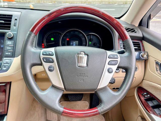 クラウン ロイヤルサルーン 純正ナビ 地デジTV Bluetooth バックカメラ ETC パワーシート クルーズコントロール オートライト フォグライト プッシュスタート スマートキー RAYS19インチアルミ(45枚目)