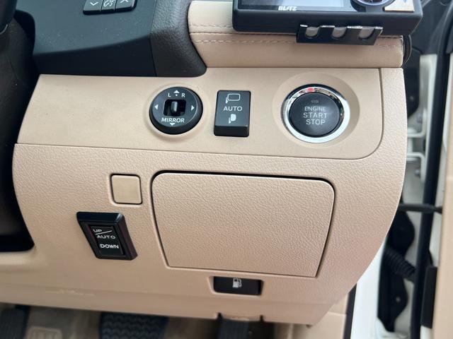 クラウン ロイヤルサルーン 純正ナビ 地デジTV Bluetooth バックカメラ ETC パワーシート クルーズコントロール オートライト フォグライト プッシュスタート スマートキー RAYS19インチアルミ(53枚目)