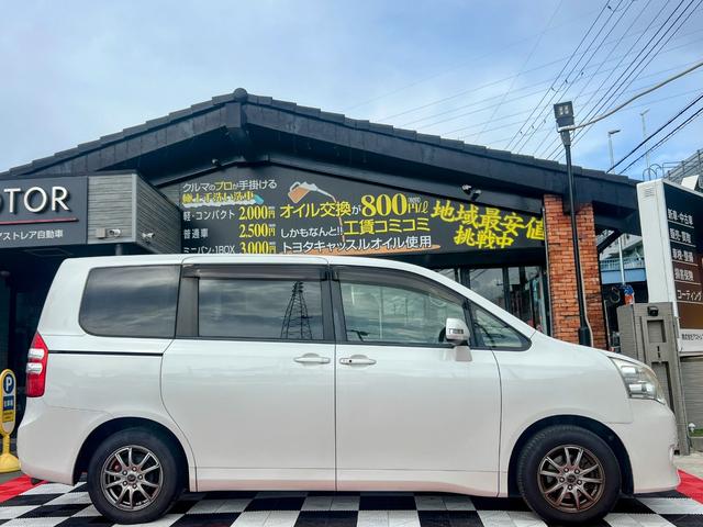 ノア X スペシャルエディション 両側電動スライドドア FRコーナーセンサー フリップダウンモニター 純正ナビ Bluetooth バックカメラ ETC プッシュスタート スマートキー 3列シート 社外15インチアルミ 8人乗り(9枚目)