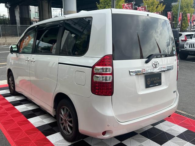 ノア X スペシャルエディション 両側電動スライドドア FRコーナーセンサー フリップダウンモニター 純正ナビ Bluetooth バックカメラ ETC プッシュスタート スマートキー 3列シート 社外15インチアルミ 8人乗り(12枚目)