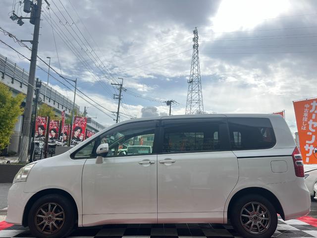 ノア X スペシャルエディション 両側電動スライドドア FRコーナーセンサー フリップダウンモニター 純正ナビ Bluetooth バックカメラ ETC プッシュスタート スマートキー 3列シート 社外15インチアルミ 8人乗り(13枚目)