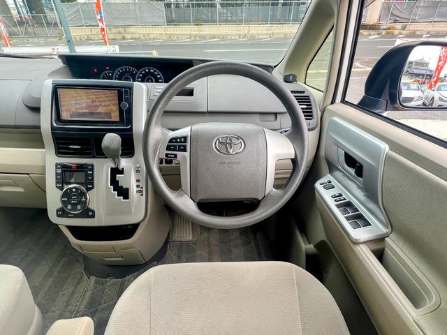 ノア X スペシャルエディション 両側電動スライドドア FRコーナーセンサー フリップダウンモニター 純正ナビ Bluetooth バックカメラ ETC プッシュスタート スマートキー 3列シート 社外15インチアルミ 8人乗り(40枚目)