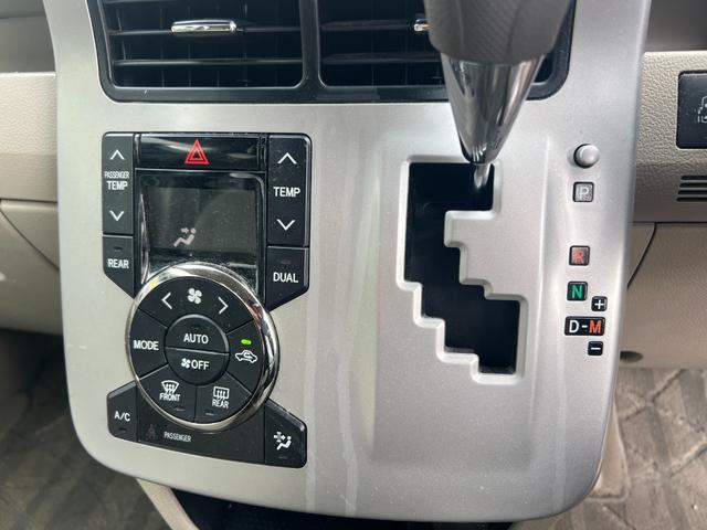 ノア X スペシャルエディション 両側電動スライドドア FRコーナーセンサー フリップダウンモニター 純正ナビ Bluetooth バックカメラ ETC プッシュスタート スマートキー 3列シート 社外15インチアルミ 8人乗り(50枚目)