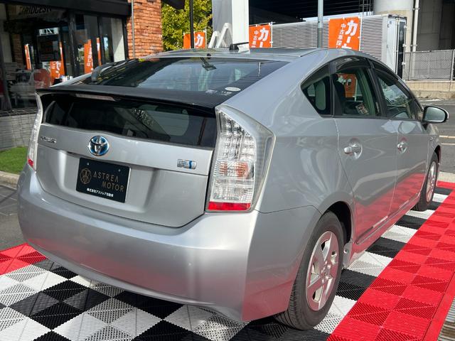 プリウス Ｓ　ＬＥＤエディション　メモリーナビ　地デジＴＶ　ＥＴＣ　ＬＥＤ　純正１５インチアルミ　ステアリングスイッチ　スマートキー　プッシュスタート　電格ミラー　トノカバー　ウィンカーミラー　フォグランプ　ヘッドライトウォッシャー（9枚目）