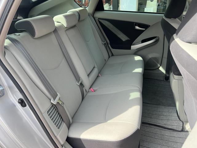 プリウス Ｓ　ＬＥＤエディション　メモリーナビ　地デジＴＶ　ＥＴＣ　ＬＥＤ　純正１５インチアルミ　ステアリングスイッチ　スマートキー　プッシュスタート　電格ミラー　トノカバー　ウィンカーミラー　フォグランプ　ヘッドライトウォッシャー（25枚目）