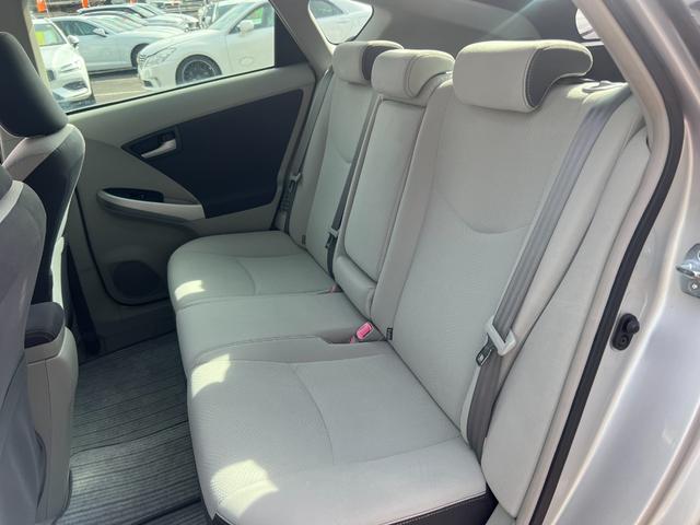 プリウス Ｓ　ＬＥＤエディション　メモリーナビ　地デジＴＶ　ＥＴＣ　ＬＥＤ　純正１５インチアルミ　ステアリングスイッチ　スマートキー　プッシュスタート　電格ミラー　トノカバー　ウィンカーミラー　フォグランプ　ヘッドライトウォッシャー（26枚目）